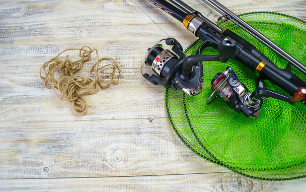 釣りのタックル、木製の桟橋に釣竿を持つ多くのカラフルな餌。選択的焦点 - 写真・画像