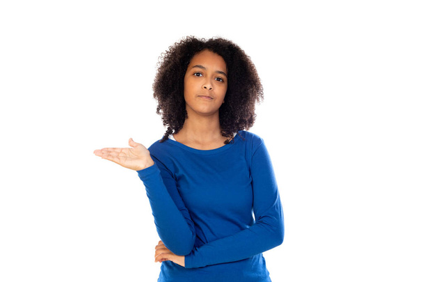 Девушка-подросток в голубом свитере на белом фоне - Фото, изображение