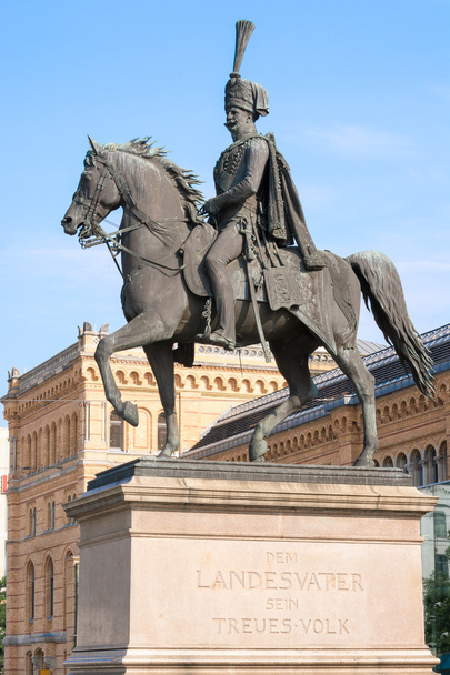 άγαλμα του ernest augustus εγώ μπροστά από το Αννόβερο κεντρική στα - Φωτογραφία, εικόνα