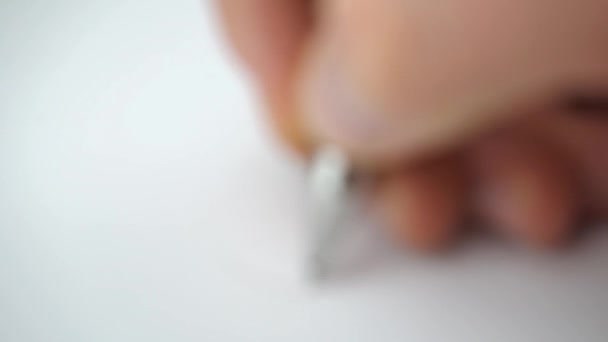 Close up vídeo desfocado de mão masculina fazendo assinatura no documento - Filmagem, Vídeo