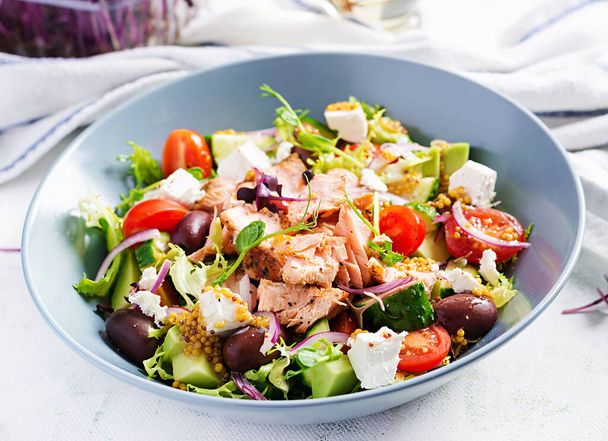 Almoço cetogénico. Salada grega com salmão grelhado. Jantar saudável. Ceto, dieta paleo. - Foto, Imagem