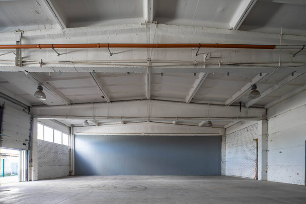 Interior moderno de enorme armazém industrial de concreto vazio.  - Foto, Imagem