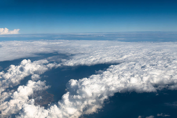Top näkymä pilvistä antenni näkymä - Valokuva, kuva