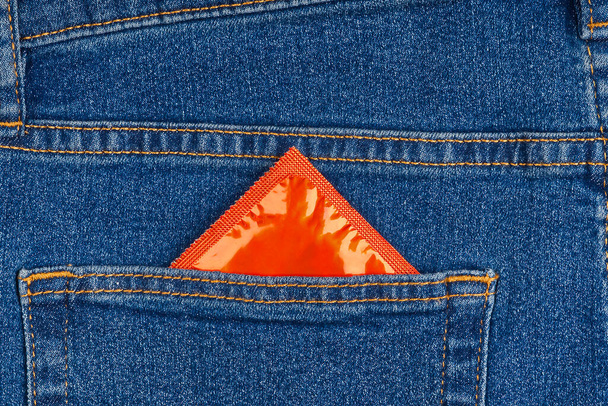 Kondom balení v modré džíny zadní kapse - Fotografie, Obrázek