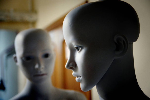 White scary mannequins stand and look at each other - Fotografie, Obrázek