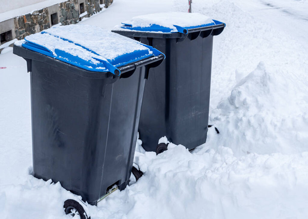 no hay eliminación de basura en el caos invernal Hay botes de basura - Foto, Imagen