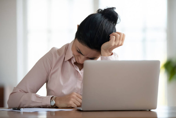 Desperate frustrated office woman crying at workplace - Foto, Imagem