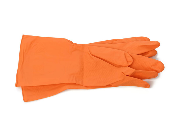 par de guantes de goma protectora naranja para limpiar sobre un fondo blanco, vista superior - Foto, imagen
