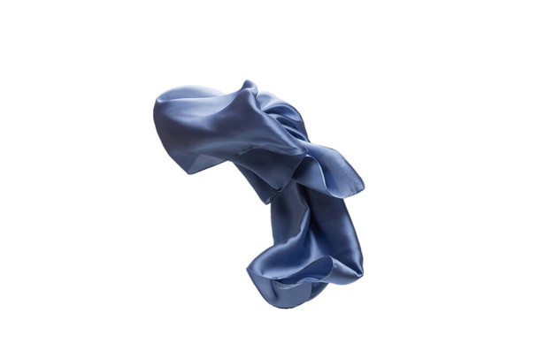 Stromende blauwe zijden sjaal geïsoleerd op witte achtergrond.  - Foto, afbeelding