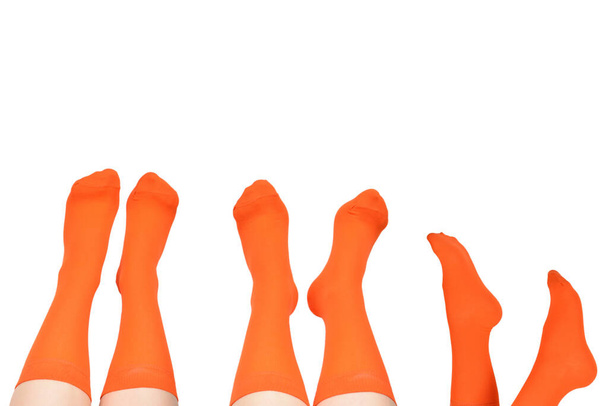 Oranssi sukat naisen jalka eristetty valkoisella pohjalla. - Valokuva, kuva