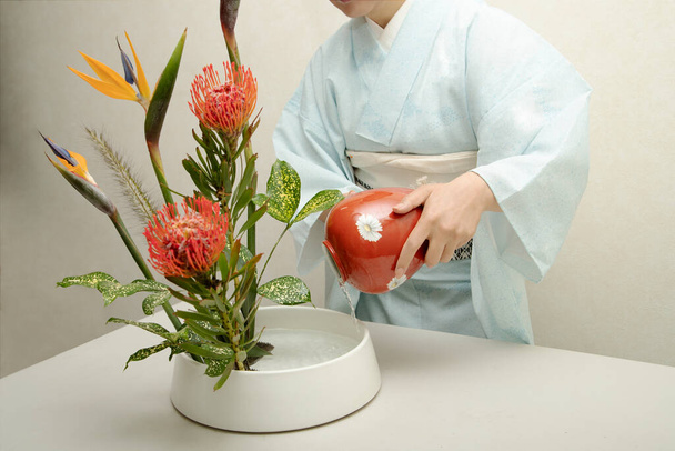 Japán nő, aki virágkötészeti (Ikebana) műtermében. - Fotó, kép