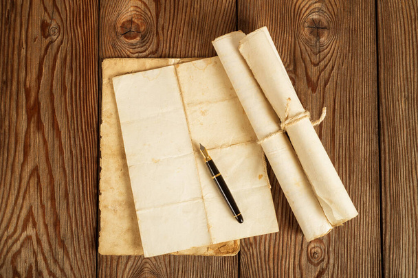 Fountain pen  with old sheets on wood background - Fotografie, Obrázek