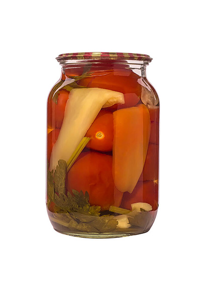 Kavanoz dolusu biberli konserve domates ve beyaz arka planda izole edilmiş soğan halkaları - Fotoğraf, Görsel