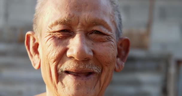 Hidasliikkeinen kohtaus valkohiuksinen Aasian vanhukset miehet eivät käytä vaatteita, koska kuuma sää, huono tila, yli seitsemänkymmentä nauraa iloisesti auringonlaskun valossa illalla. - Materiaali, video