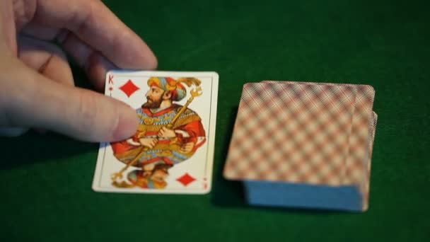 gambler čerpá čtyři krále zblízka z paluby - Záběry, video