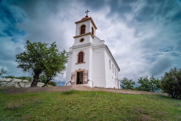 Capela em Pecs, húngara com céu nublado - Foto, Imagem
