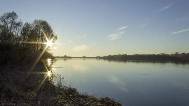 Timelapse μιας όμορφης ημέρας στον ποταμό Πο στην επαρχία της Ferrara. Ποταμός πλούσιος σε ιστορία και πανίδα, σύμβολο της ζωής. - Πλάνα, βίντεο