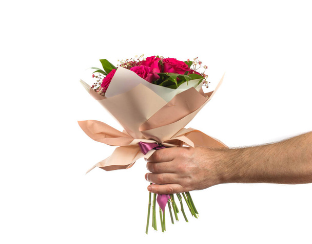 Een man steekt een boeket bloemen uit. feestdagen verjaardagen en bruiloften. geïsoleerd op wit. - Foto, afbeelding