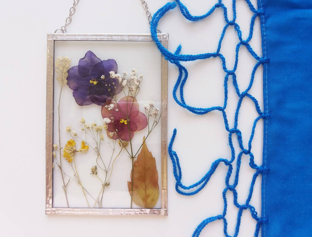Flores prensadas enmarcadas en técnica tiffany en vidrieras - Foto, Imagen