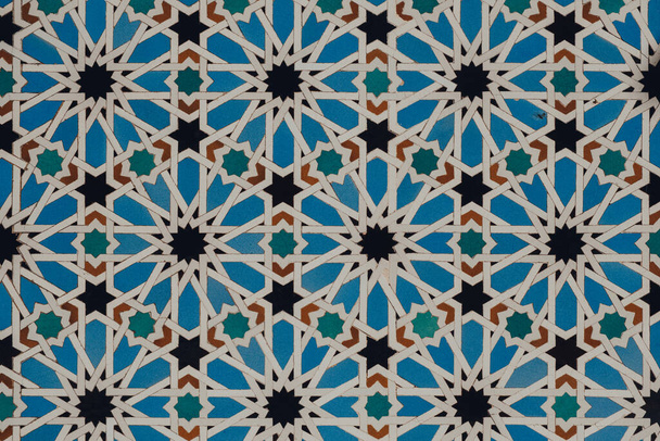 Arabské dlaždice s mudžarským motivem v alkazaru královského paláce Sevilla v Seville, Španělsko. - Fotografie, Obrázek