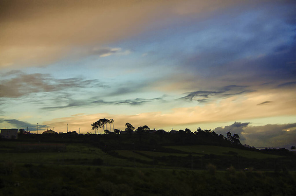 Сільський пейзаж з драматичним ранковим небом до сходу сонця
 - Фото, зображення