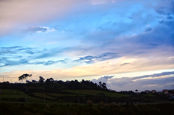 Paysage rural avec ciel matinal spectaculaire avant le lever du soleil - Photo, image