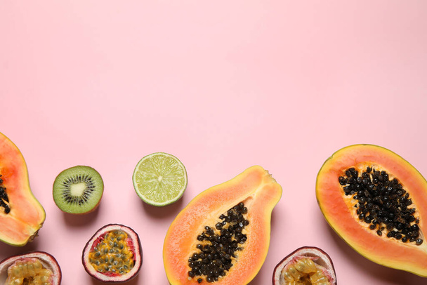 Fresh ripe papaya and other fruits on pink background, flat lay. Space for text - Fotoğraf, Görsel