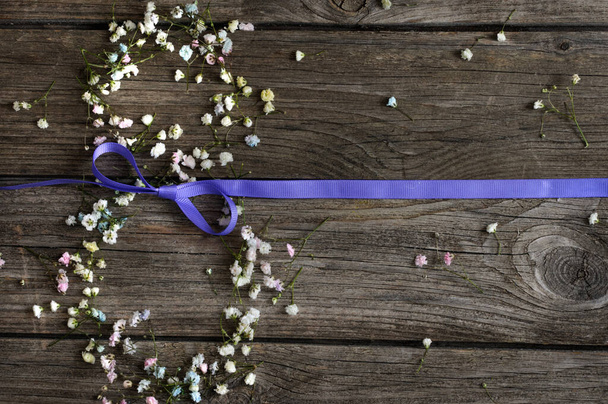 Figure 8 à partir de fleurs de gypsophile avec ruban violet. Journée internationale de la femme. Carte de vœux avec place pour le texte - Photo, image