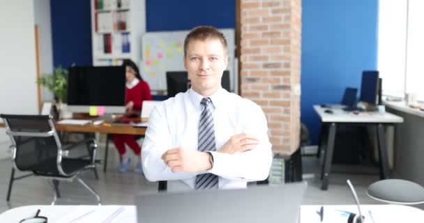 Elegantní usmívající se podnikatel portrét na moderním kancelářském pozadí - Záběry, video