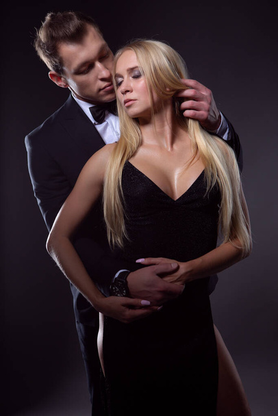 Elegant couple in love in a passionate embrace - Valokuva, kuva