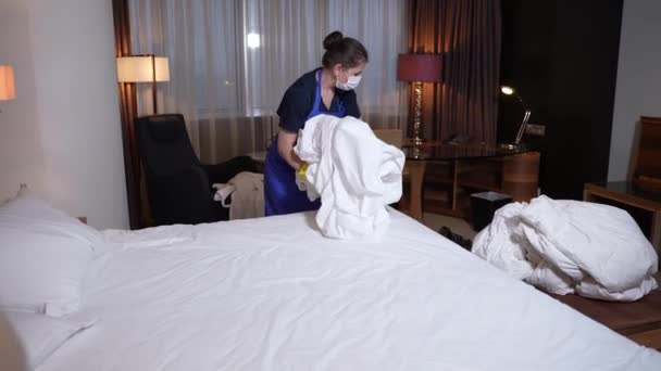 Zimmermädchen packen gebrauchtes Bettzeug nach der Abreise der Gäste - Filmmaterial, Video