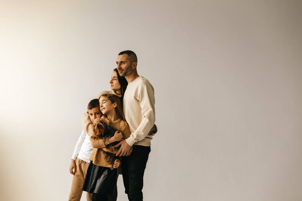 glückliche Familie posiert auf weißem Hintergrund, liebende Eltern, Junge und Mädchen. Hochwertiges Foto - Foto, Bild