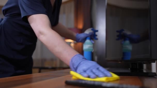 Handen van de vrouw werknemer ontsmetten thuis oppervlakken - Video