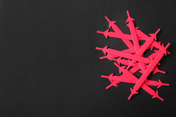 Vaaleanpunaiset silikonikengännauhat mustalla pohjalla, tasainen. Tekstitila - Valokuva, kuva