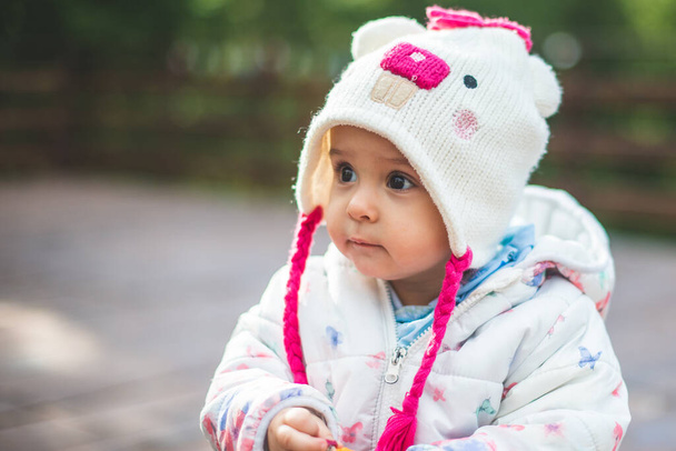 山の寒さの中で楽しい屋外を持っている小さな幼児の女の子の肖像画 - 写真・画像