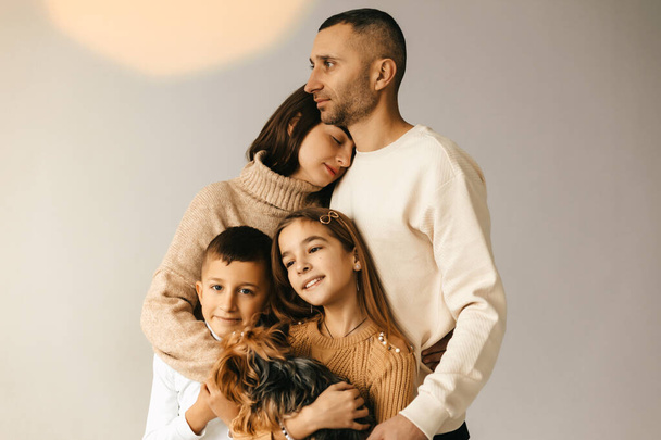familia feliz posando sobre fondo blanco, padres cariñosos, niño y niña. Foto de alta calidad - Foto, imagen
