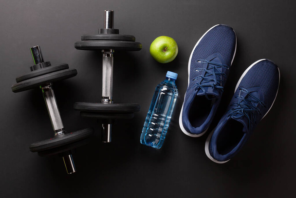 Cipők, kaja és súlyzók. Sport, fitness és egészséges életmód koncepció. Top view lapos fektetés - Fotó, kép