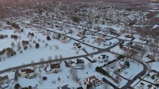 Vista aerea case singole complesso di edifici in case residenziali quartiere case tetto coperto di neve - Filmati, video
