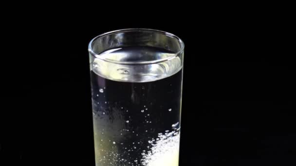 rozpuszczanie witamin musujących w szklance wody - Materiał filmowy, wideo