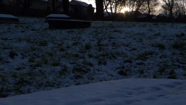Cmentarz po zimowych opadach śniegu o zmierzchu - Materiał filmowy, wideo