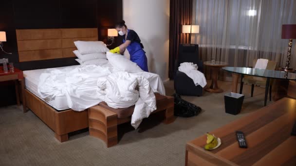 Empregada doméstica trabalhando no quarto de hotel durante epidemia vívida - Filmagem, Vídeo