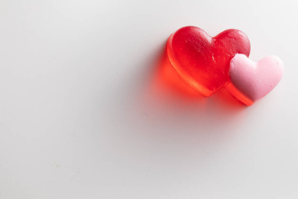 handgemaakte zeep met hartvorm, witte achtergrond - Foto, afbeelding