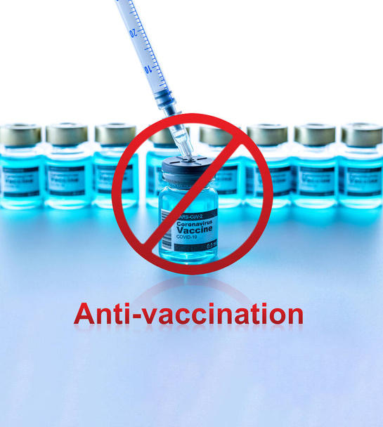 Anti-vaxerlar. Anti-Covid aşısı beyaza izole edilmiş. Tıbbi şırıngayla kırmızı yasak işaret, grip virüsünü korumak için iğne. İlaç konsepti aşılama, derialtı enjeksiyon tedavisi. - Fotoğraf, Görsel