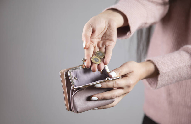 young woman holding wallet and coins - Foto, Imagem