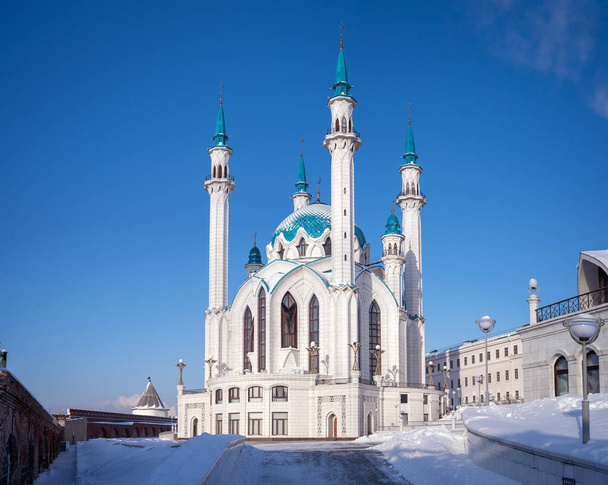 Kazan Kremlin Kul Şerif 'teki Beyaz Taş Camii, Tataristan Cumhuriyeti. - Fotoğraf, Görsel