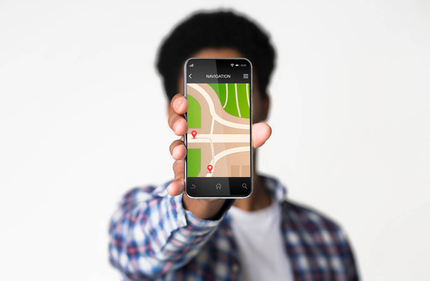 ragazzo africano mostrando smartphone con navigatore GPS su sfondo bianco - Foto, immagini
