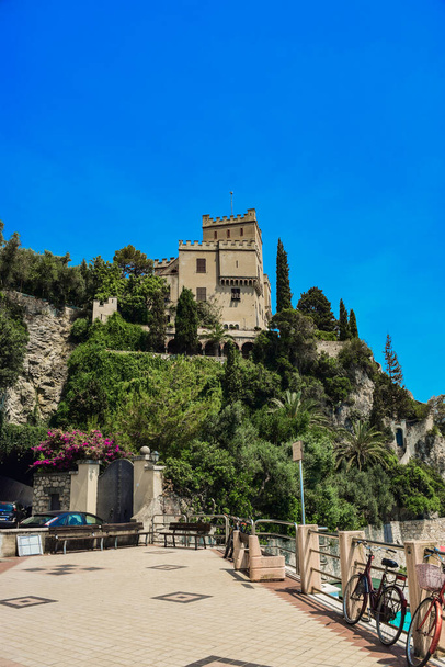 City tower on a cliff near Mediterranean Sea in Finale Ligure, Savona, Olaszország. Nyári táj. Fénymásolási hely. - Fotó, kép