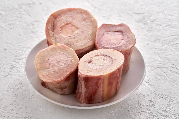 Ossos de tutano de carne em uma mesa - ingrediente para preparar caldo ou sopa - Foto, Imagem