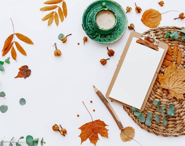 Composición de moda plana con taza de café y hoja de otoño, mesa de oficina con clip board, concepto blogger - Foto, Imagen