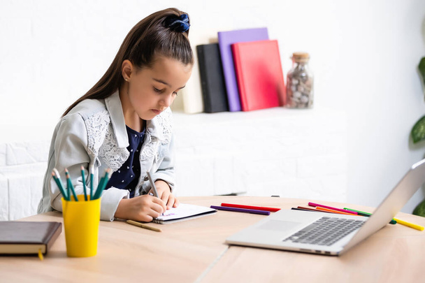 crianças, educação e conceito de aprendizagem distante, pequena menina estudante com computador portátil em casa - Foto, Imagem